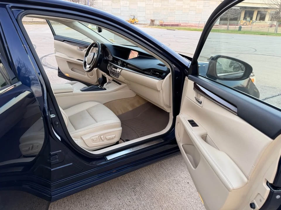 2014 Lexus ES 6th Gen - Image 11 of 20