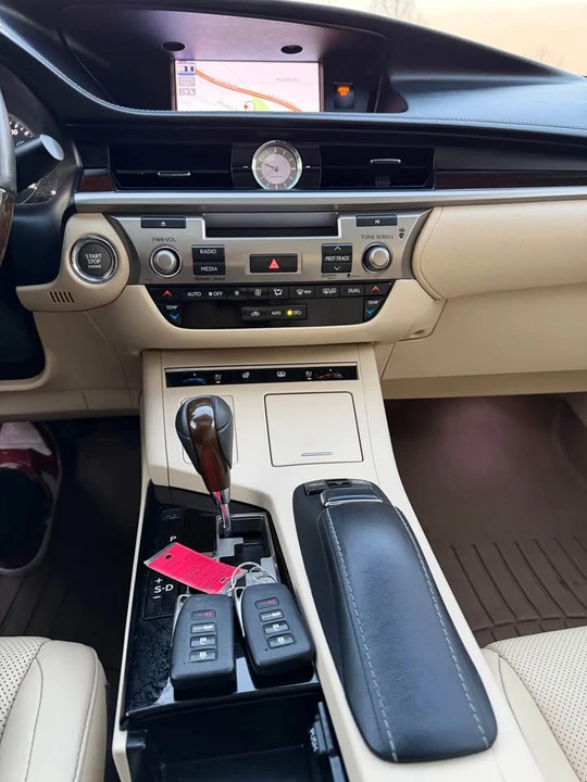 2014 Lexus ES 6th Gen - Image 18 of 20