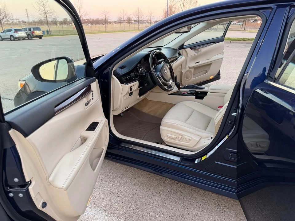 2014 Lexus ES 6th Gen - Image 14 of 20