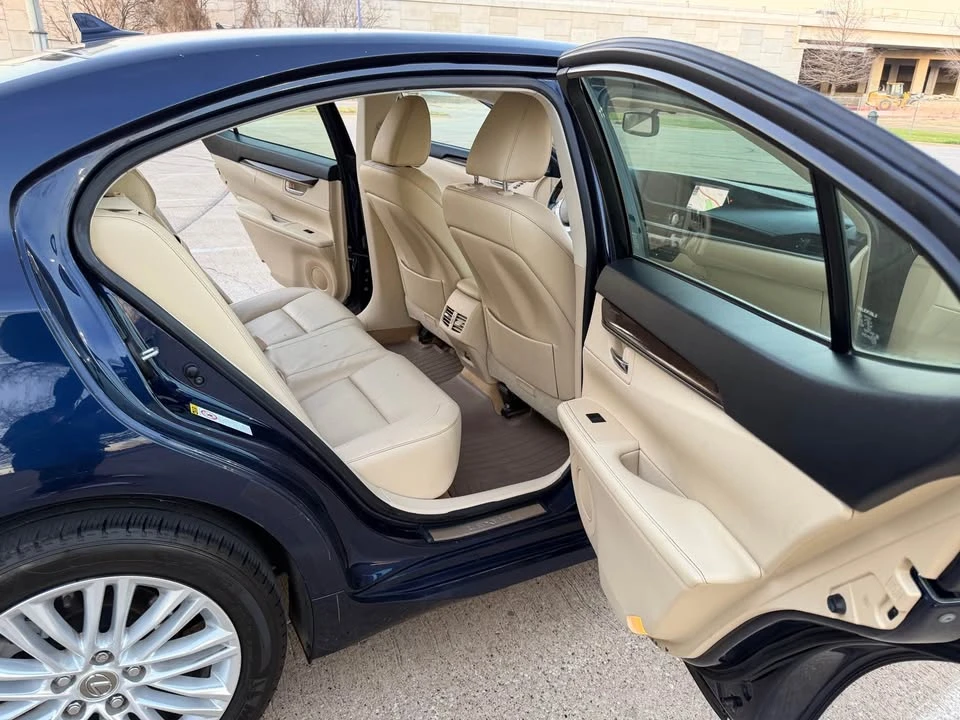 2014 Lexus ES 6th Gen - Image 10 of 20