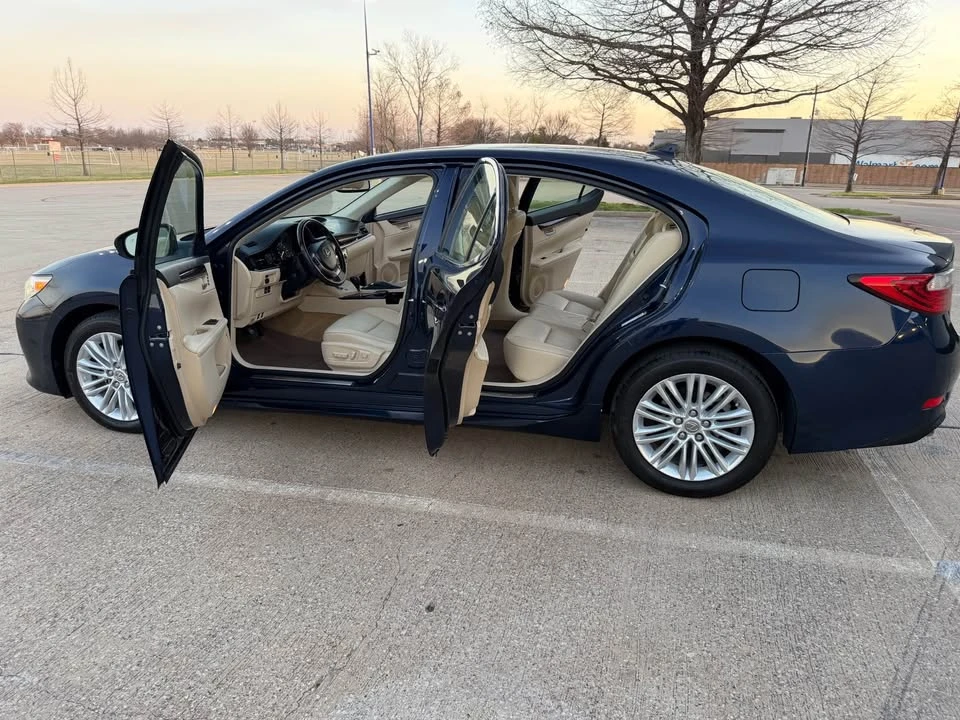 2014 Lexus ES 6th Gen - Image 16 of 20