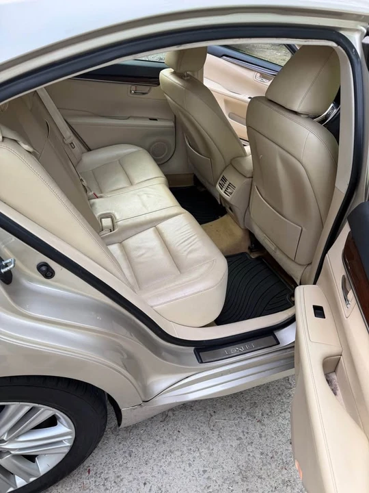 2014 Lexus ES 6th Gen - Image 15 of 20