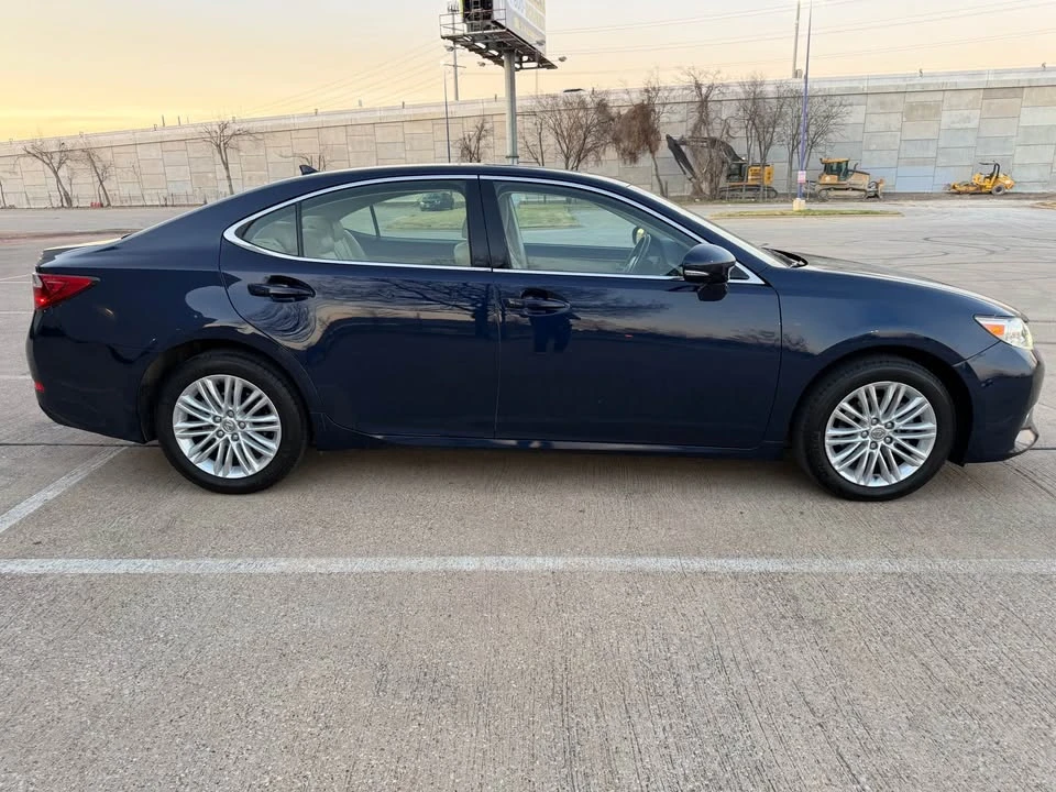 2014 Lexus ES 6th Gen - Image 5 of 20