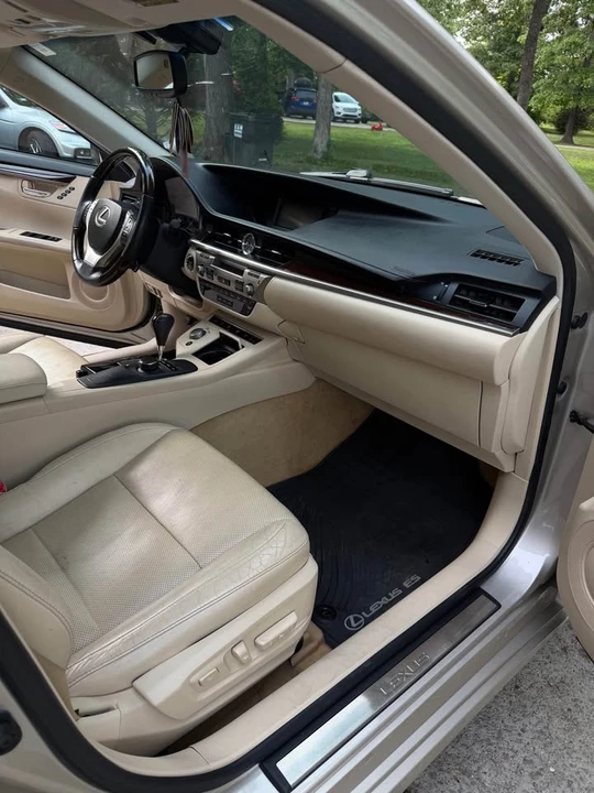 2014 Lexus ES 6th Gen - Image 11 of 20