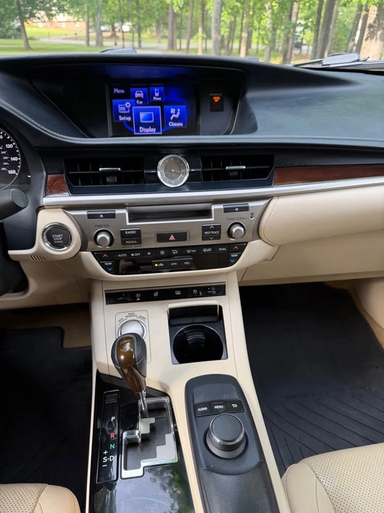 2014 Lexus ES 6th Gen - Image 13 of 20