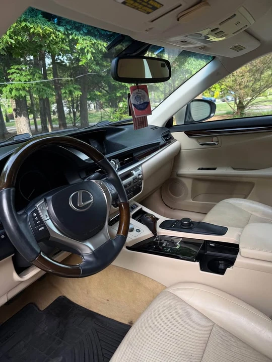 2014 Lexus ES 6th Gen - Image 10 of 20