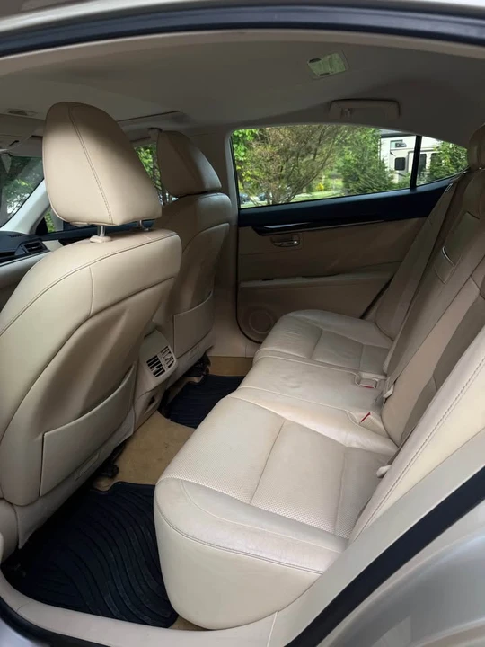 2014 Lexus ES 6th Gen - Image 14 of 20