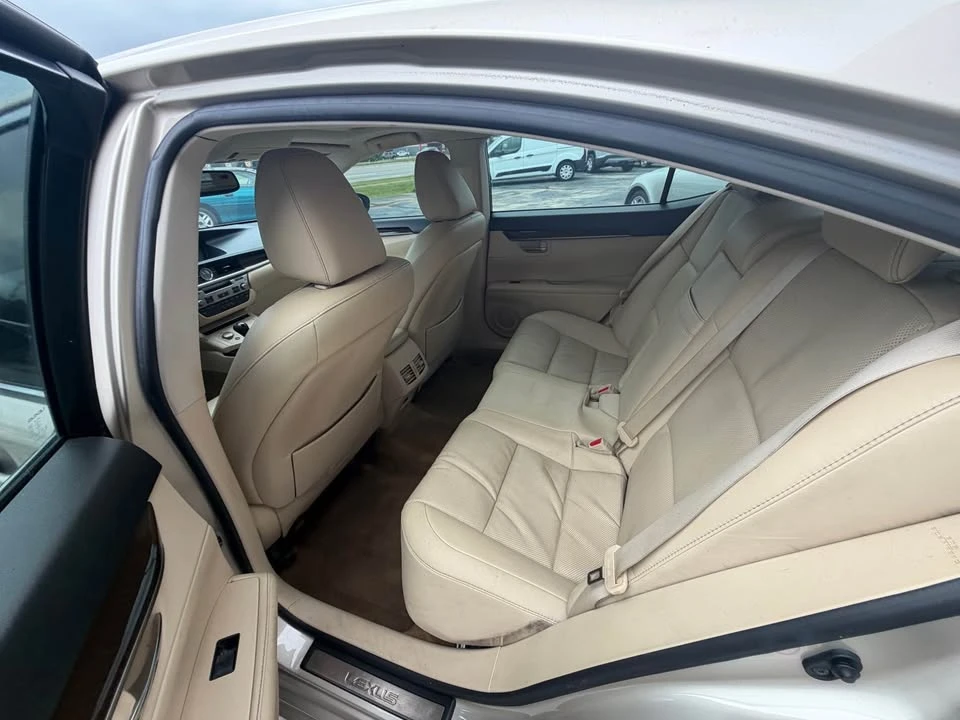 2014 Lexus ES 6th Gen - Image 8 of 10