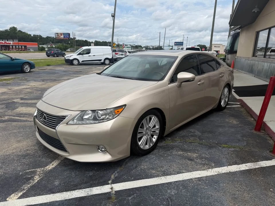 2014 Lexus ES 6th Gen - Image 3 of 10