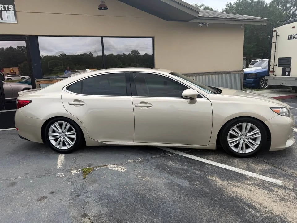2014 Lexus ES 6th Gen - Image 2 of 10
