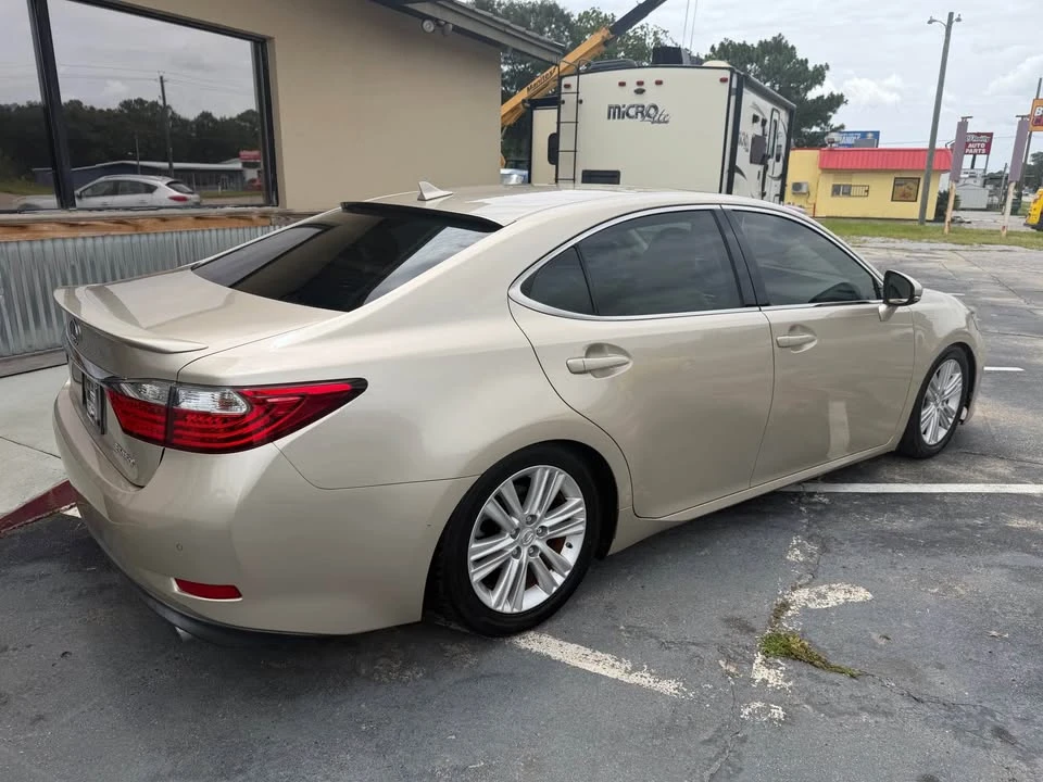 2014 Lexus ES 6th Gen - Image 5 of 10