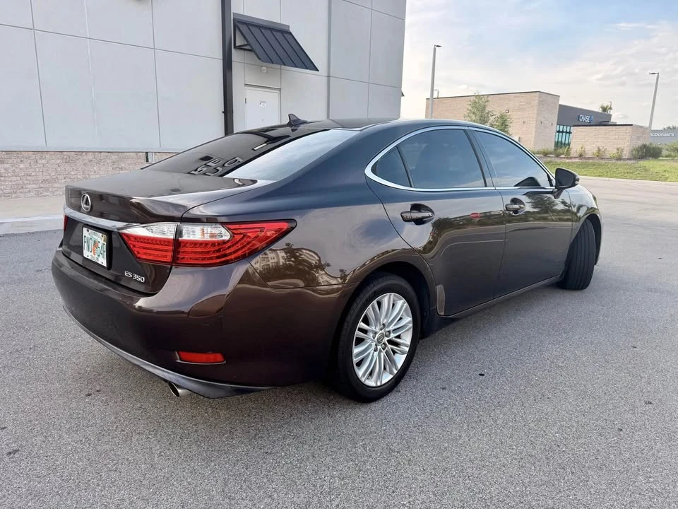 2014 Lexus ES 6th Gen - Image 4 of 18