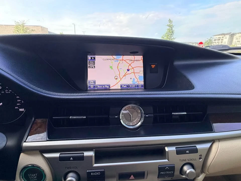2014 Lexus ES 6th Gen - Image 17 of 18