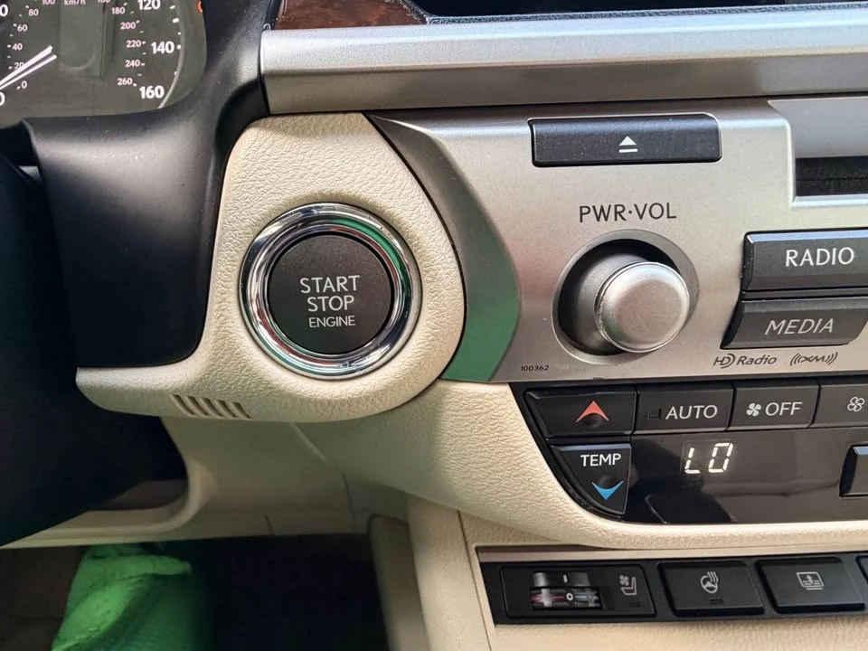 2014 Lexus ES 6th Gen - Image 16 of 18