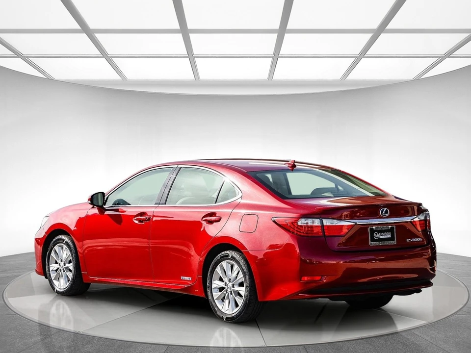 2014 Lexus ES 6th Gen - Image 2 of 12
