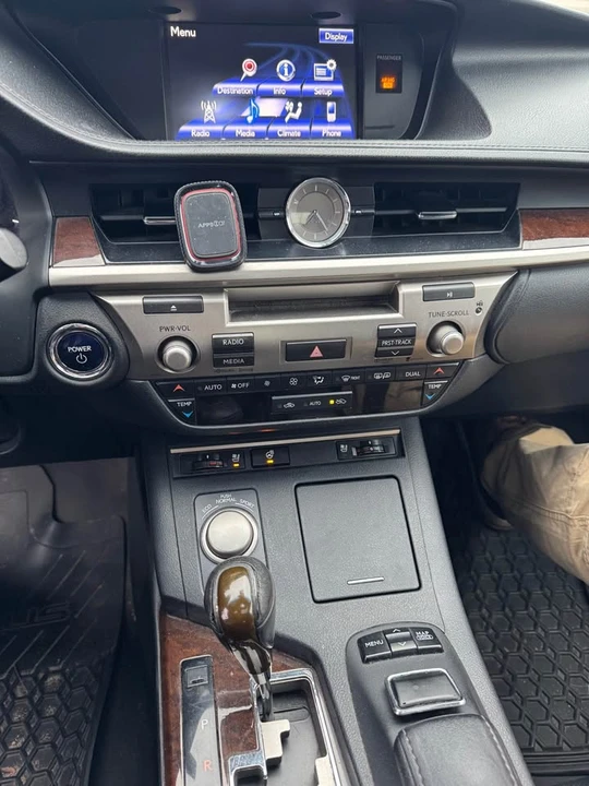 2014 Lexus ES 6th Gen - Image 7 of 9