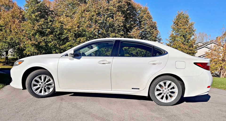 2014 Lexus ES 6th Gen - Image 2 of 5