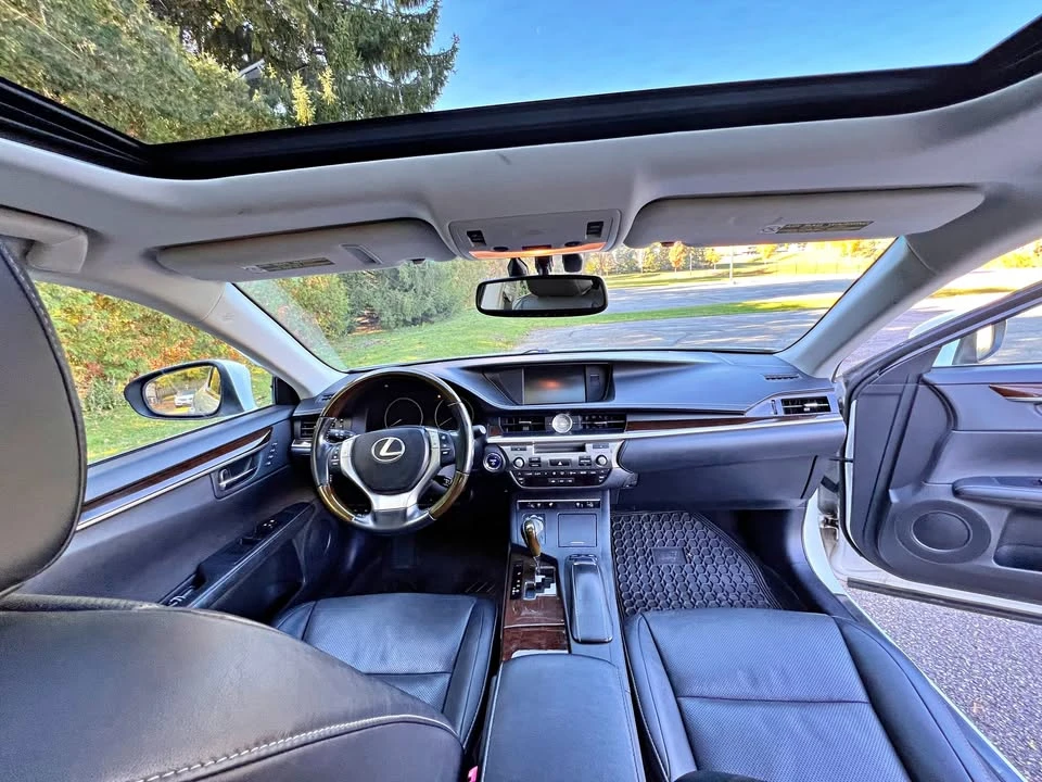 2014 Lexus ES 6th Gen - Image 4 of 5