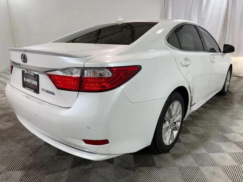 2014 Lexus ES 6th Gen - Image 7 of 12
