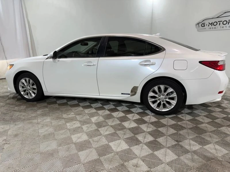 2014 Lexus ES 6th Gen - Image 4 of 12