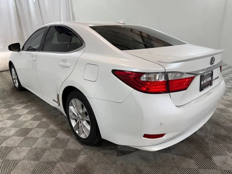 2014 Lexus ES 6th Gen - Image 5 of 12
