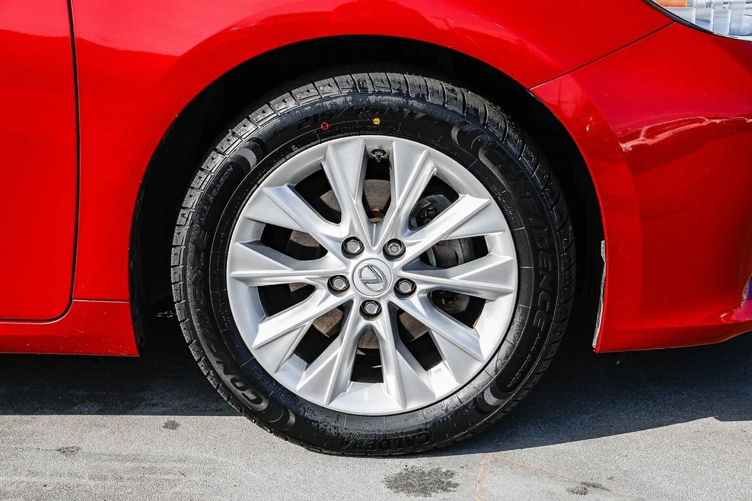 2014 Lexus ES 6th Gen - Image 9 of 12