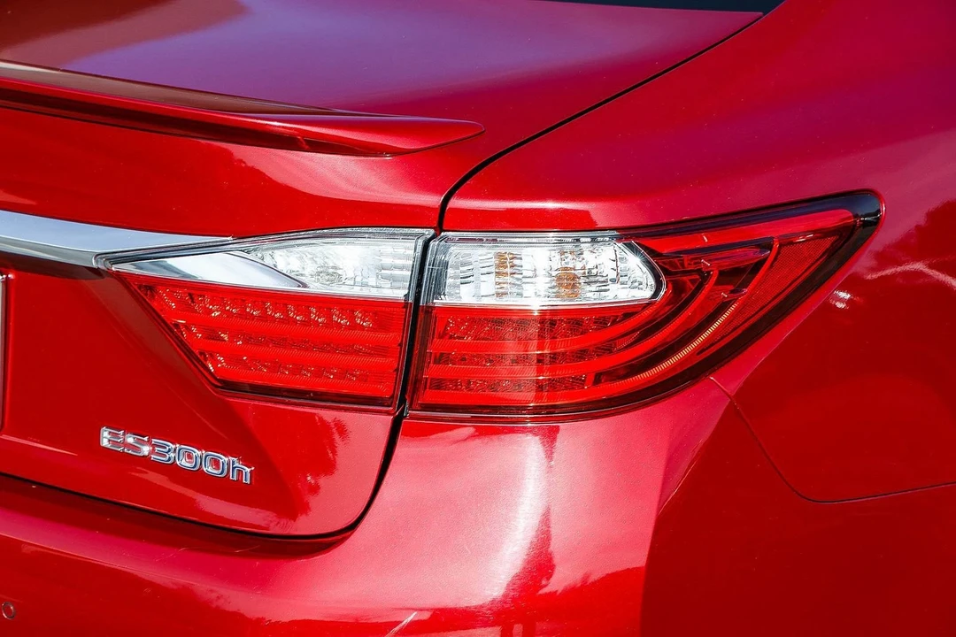 2014 Lexus ES 6th Gen - Image 8 of 12