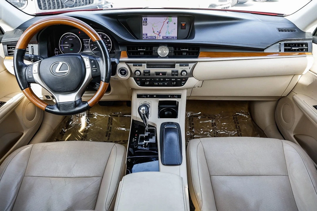 2014 Lexus ES 6th Gen - Image 10 of 12