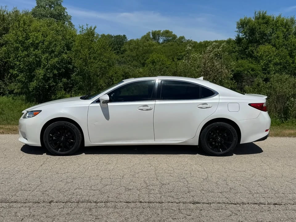2014 Lexus ES 6th Gen - Image 2 of 18