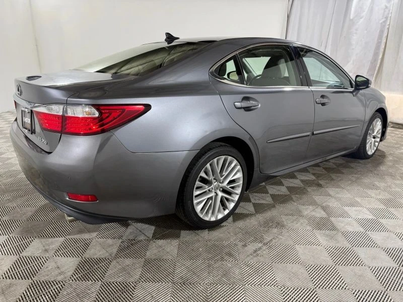 2014 Lexus ES 6th Gen - Image 9 of 12