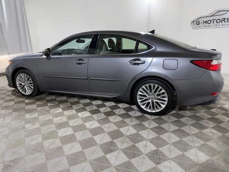 2014 Lexus ES 6th Gen - Image 5 of 12