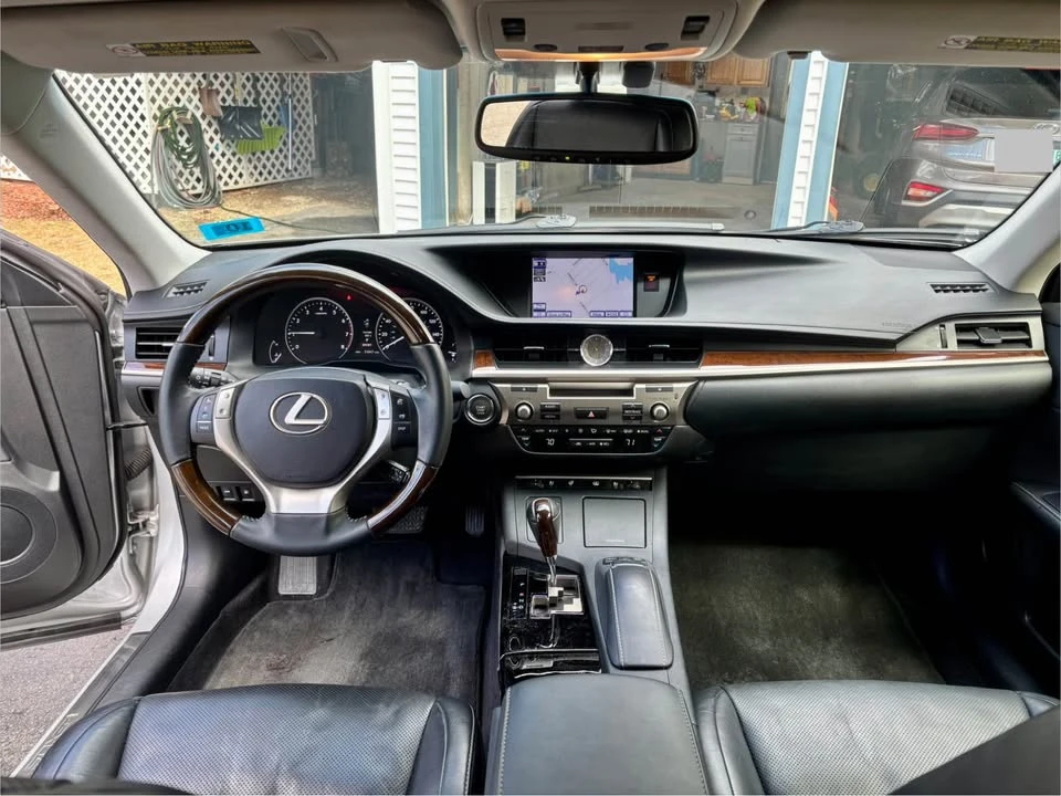 2014 Lexus ES 6th Gen - Image 5 of 8