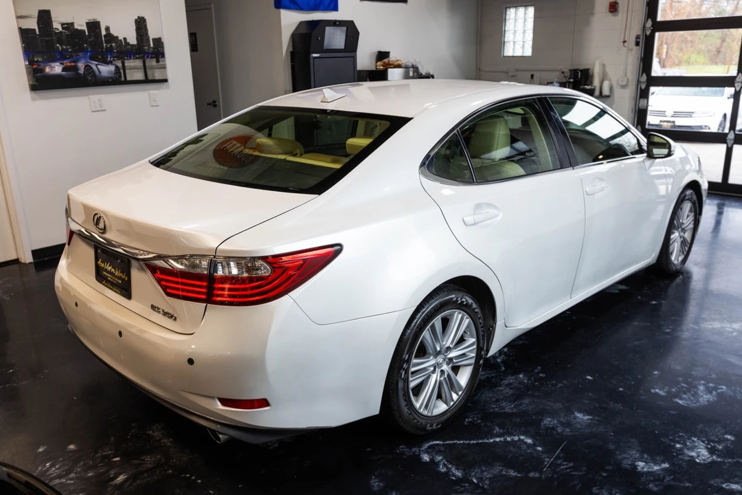 2014 Lexus ES 6th Gen - Image 10 of 31