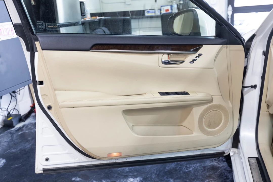2014 Lexus ES 6th Gen - Image 21 of 31