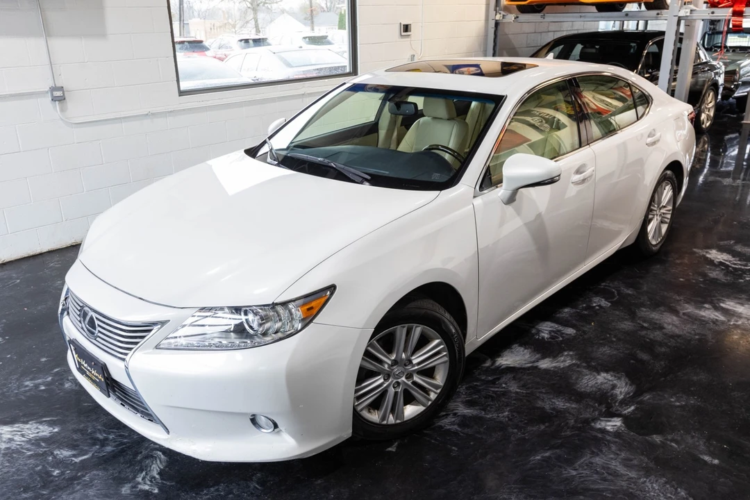 2014 Lexus ES 6th Gen - Image 2 of 21