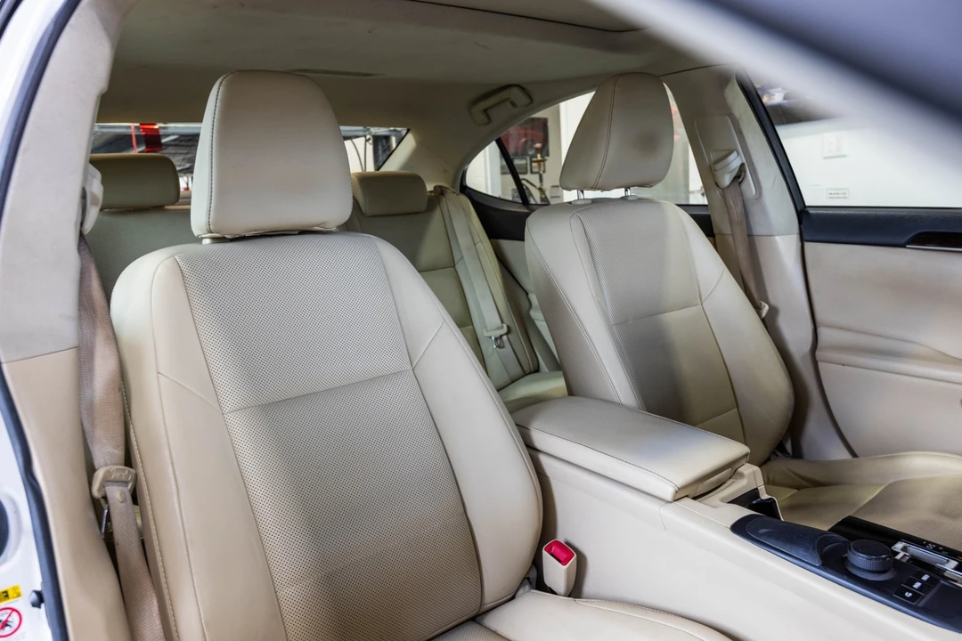 2014 Lexus ES 6th Gen - Image 30 of 31