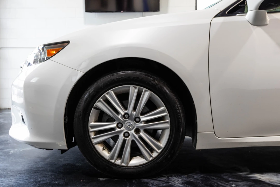 2014 Lexus ES 6th Gen - Image 4 of 31