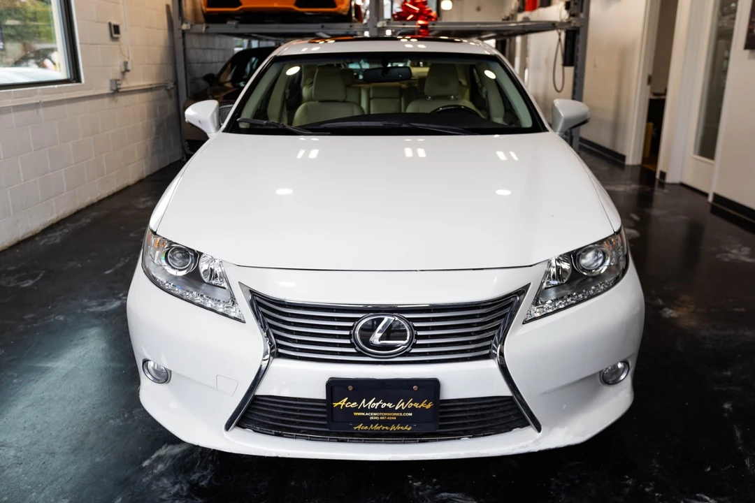 2014 Lexus ES 6th Gen - Image 17 of 31