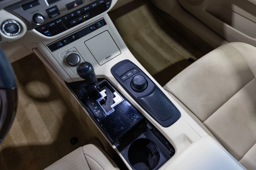 2014 Lexus ES 6th Gen - Image 26 of 31