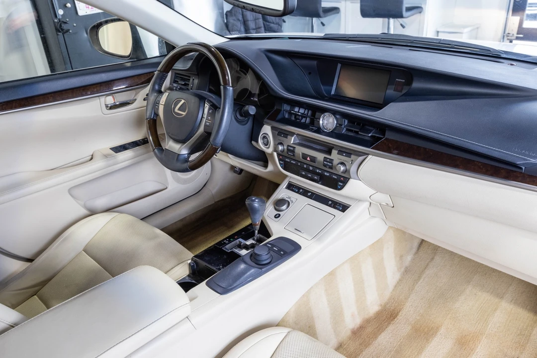 2014 Lexus ES 6th Gen - Image 29 of 31