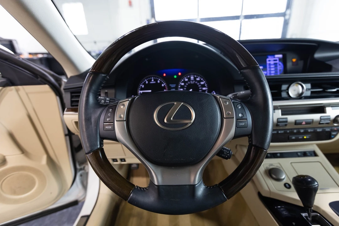 2014 Lexus ES 6th Gen - Image 25 of 31