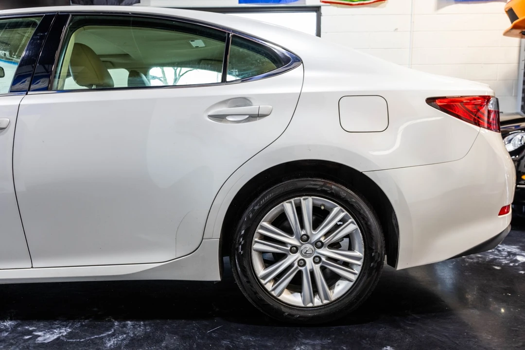 2014 Lexus ES 6th Gen - Image 7 of 31