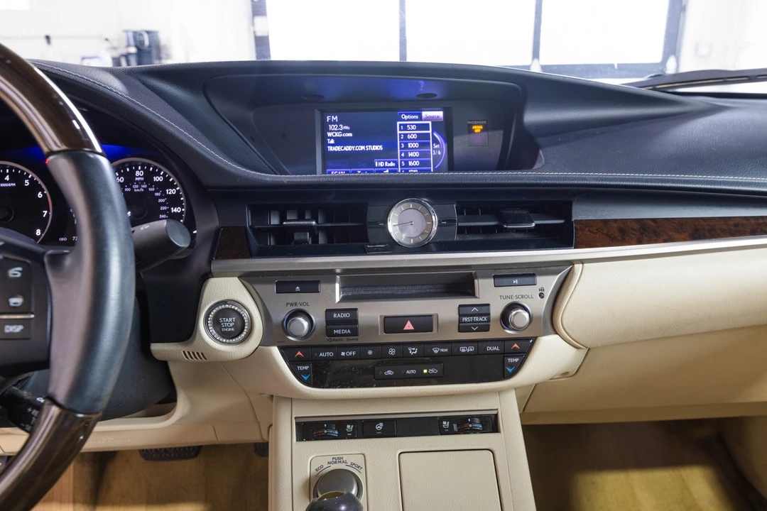 2014 Lexus ES 6th Gen - Image 24 of 31