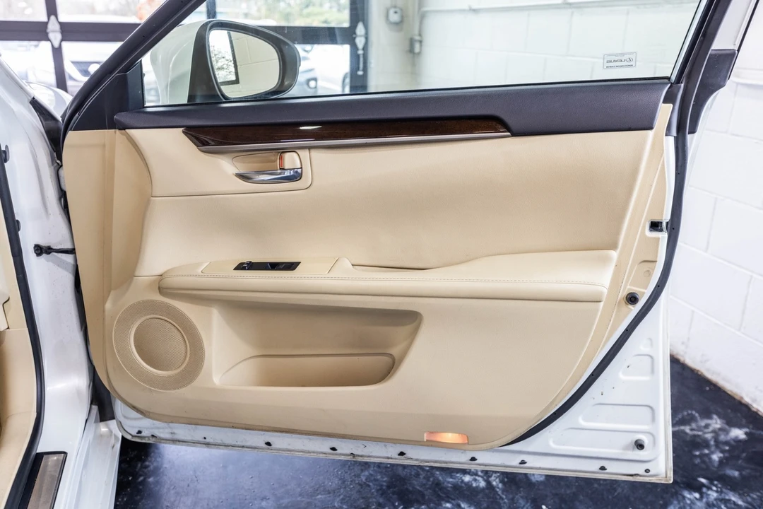 2014 Lexus ES 6th Gen - Image 31 of 31