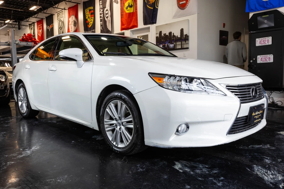 2014 Lexus ES 6th Gen - Image 16 of 31