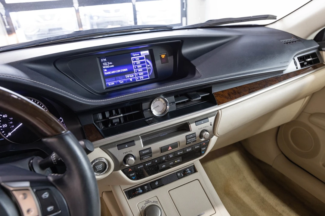 2014 Lexus ES 6th Gen - Image 23 of 31