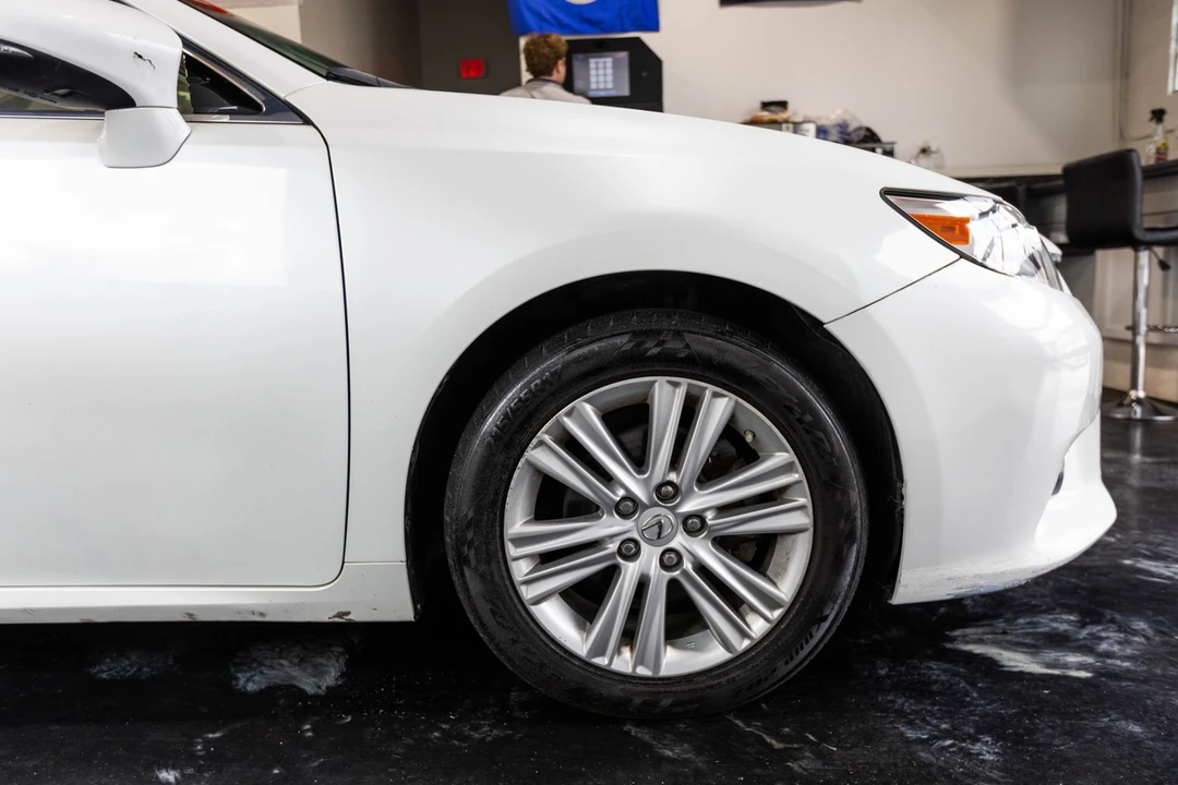 2014 Lexus ES 6th Gen - Image 15 of 31
