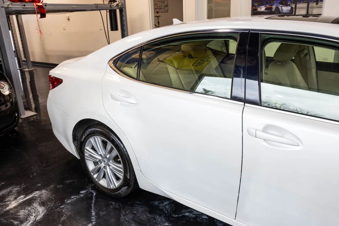2014 Lexus ES 6th Gen - Image 11 of 21