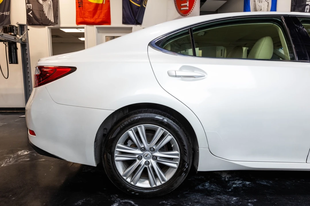 2014 Lexus ES 6th Gen - Image 12 of 31