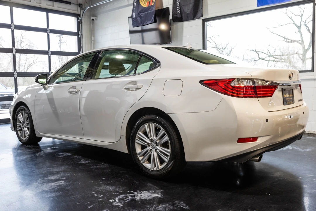 2014 Lexus ES 6th Gen - Image 8 of 31